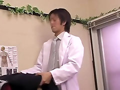 Lustvollen Brötchen gefickt von japanische Doktor in kinky spy-cam video
