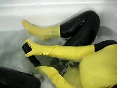 Девушка в желтый спандекс униформа имеет оргазм в ванной
