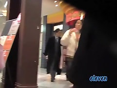 Chaude Asiatique qui a obtenu jupe sharked sur les escalators dans le centre commercial
