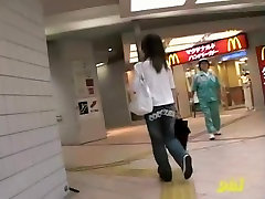 Amateur boob sharking dans un centre commercial souterrain