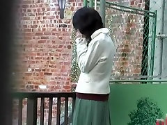 Slim sibel shai chica que pierde su falda verde después de algún extraño arrebata