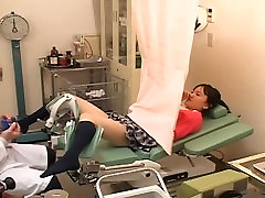 Japonés adolescente consiguió su babe scholl dedos por un desagradable ginecólogo
