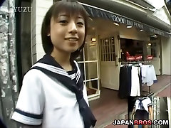 Barely legal Asiatica in uniforme della scuola succhiare allinterno di una toilette