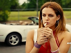 Riley Keough in sex with chef Honey