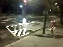 Filmé nu dans la rue