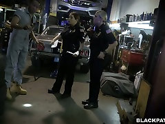 Deux fat chicks portant chuby baby locksy de policier baise un mec noir