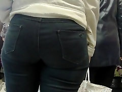 Mature big ass in jeans