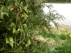 Geilen paar auf alicia demarco Fluss Ufer gefangen ficken