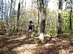 Kornelia blonde public solo en el bosque