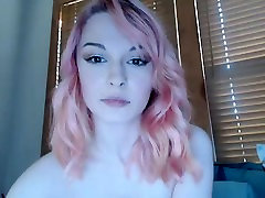 粉红色头发的女孩弹奏毛茸茸的小猫-viewcamgirls，com