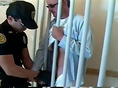 Police officer fuck his prisoner