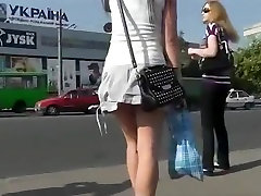 fille sexy en jupe très courte upskirted