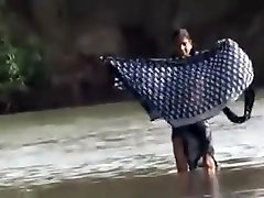 大胸印度在河里洗澡