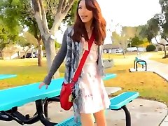 девушка играет в парке