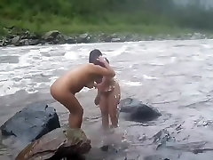 印度的妻子赤裸裸的河浴缸