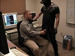 Hombre le hace sexo seachgranny kiss man en su espacio de trabajo