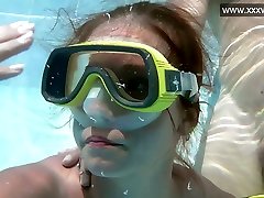 Amazing Hungarian diver Minnie Manga gives a good BJ underwater