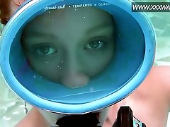 Hot diver Minnie Manga is masturbating her pussy under the water