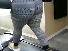 Super juicy bouncy booty walking on treadmill