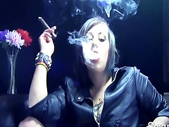 Fumar cigarros Fetiche de Punk Rock Rubia Fuma un Cigarro