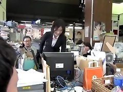 poniżona azjatycka matka pozwala szefowi dotykać jej tyłek przed kolegami !