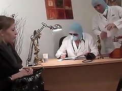 Lors de sa visite chez un gynécologue, la jolie blonde alexis may and enormous cock se fait abusée par deux infirmiers salopards qui lui défoncent la chatte.