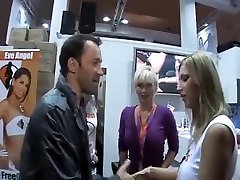 Petit tour au salon porno à Berlin, oû grâce à nos connaissances la bas, on a pu tourner une vidéo de sexe à trois avec une sodomie franco-allmande