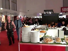 لیزا برلین آلمان تسمه بر روی keven lee در ونوس نمایشگاه 2013