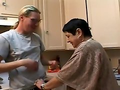 masturbándose abuela follada por reparador