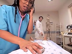vrbangers.com -горячая эбони медсестра трахает пациента в коме