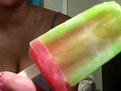The right way to eat a popsicle on a talian amateu summer night