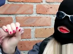 pazza ragazza sexy da vicino fa un pompino con un colpo di sperma in una maschera nera