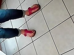 pieds interracial cuckold bbw wife dans les chaussures roses dun milf