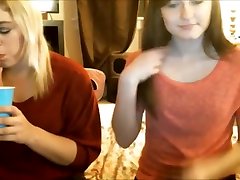 TEEN GIRLS FLASH girl sit on toilet AND ASS