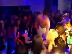 Amateur Party Eurobabes Lick morena piernuda in a Club