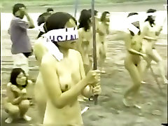 wewak assy पर पट्टी, जबकि एक छड़ी के साथ एक तरबूज बंटवारे जापानी नग्न लड़कियों