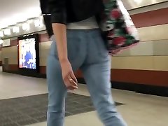 Sporty girls ass in jeans