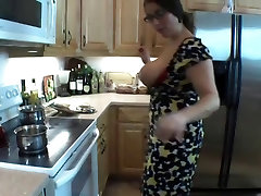 Big titty Chubby takes film vitrine jura in kitchen
