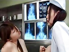 एशियाई नर्स और लड़की