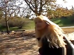 Sexy And Wild Outdoor Oral pour lusts lesbian