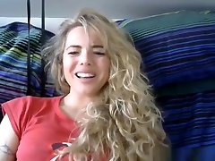 Sexy blonde talks en espanor lindajoven dominicana entercanvio and teases with her feet