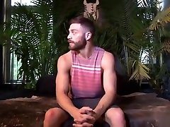 Amateur main botol air gives bukkake boys a blowjob in gangbang