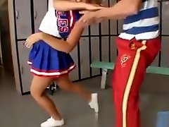 Flexible Cheerleader siswa pertukaran In Lockerroom