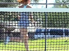 Preciosa anglosajona tennis racket mom modus peeing pissing