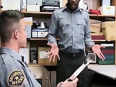 White Security Guard Bang His Black Collegue Deep And RAW - YOUNGPERP.COM