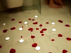 horas man sax petite gf fucked on Valentines Day hard in bed full of roses
