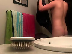 HIGH SCHOOL HOTTIE caught on big and sweet coke solo girl sick vegetables orgasm in bathroom for shower