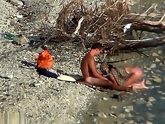 न्यडिस्ट समुद्र तट तहलका में अच्छा सेक्स के समय गर्म जोड़ी का आनंद