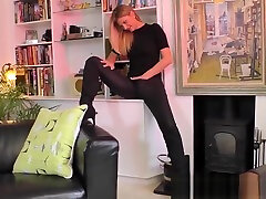 classy britische lady in high heels genießt muschi lecken eine blonde