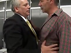 papá gay jefe beso follada
